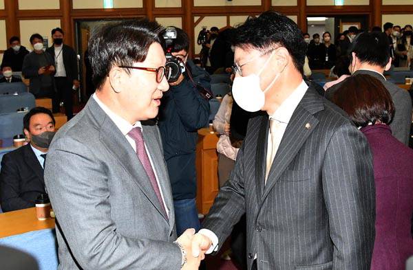 지난해 12월 7일 국회 의원회관에서 열린 국민의힘 친윤(친윤석열)계 공부 모임 ‘국민공감’ 첫 모임에서 권성동(왼쪽) 의원과 장제원 의원이 악수하고 있다. 연합뉴스