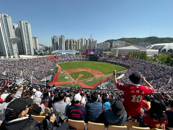 올 시즌 좋은 성적을 바탕으로 연일 많은 관중들이 들어서고 있는 사직야구장. 국제신문DB