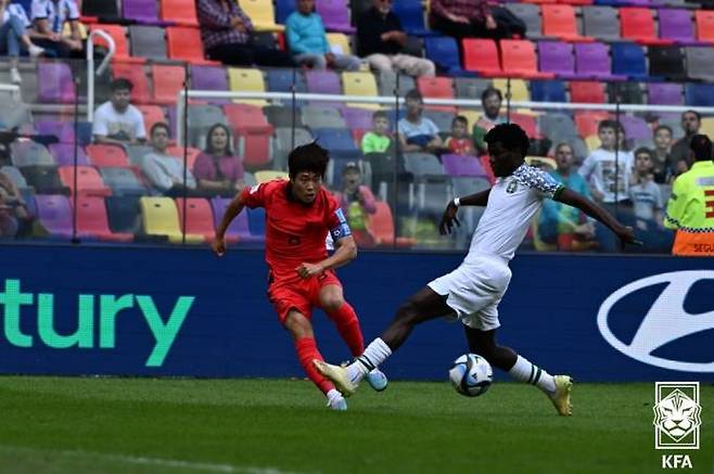 돌파를 시도하는 이승원. 대한축구협회(KFA)