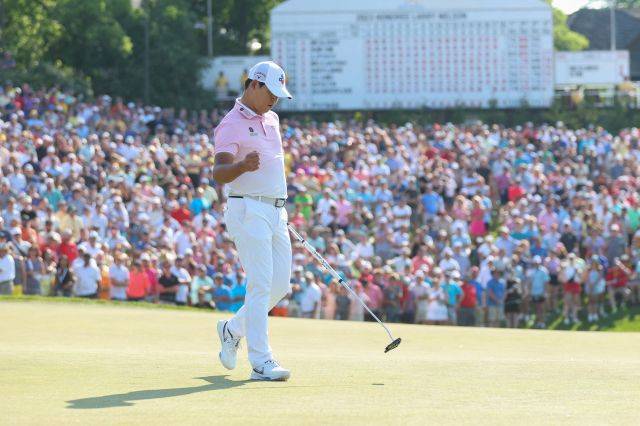 5일(한국시간) 미국 오하이오주 더블린의 뮤어필드 빌리지GC에서 끝난 PGA투어 특급대회 메모리얼 토너먼트에서 4위에 입상한 김시우가 18번홀에서 버디를 잡고서 주먹을 부끈 쥐고 있다. AFP연합뉴스