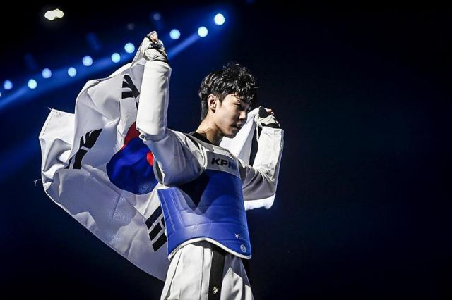 태권도 국가대표 박태준이 2일 아제르바이잔 바쿠 크리스털홀에서 열린 2023 세계태권도선수권대회 남자 54㎏급 결승에서 승리한 뒤 기뻐하고 있다. 박태준은 우승에 이어 이번 대회 최우수선수로도 선정됐다. 세계태권도연맹(WT) 제공