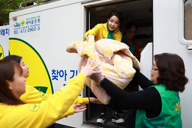 윤석열 대통령 부인 김건희 여사가 14일 대전 서구에서 새마을회 회원들과 함께 독거노인 및 소외계층을 위한 이동식 빨래방 봉사활동을 하고 있다. (사진=대통령실 제공) /사진=뉴시스