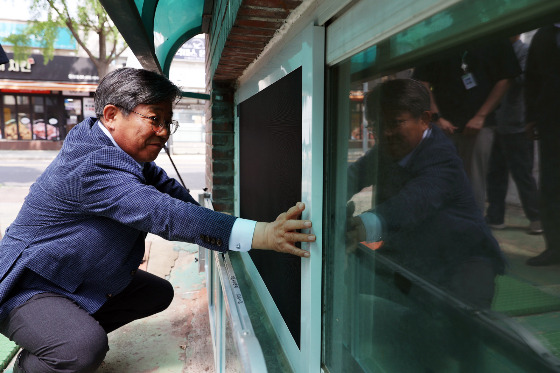 5일 서울주택도시공사(SH공사)가 장마철 대비 공공임대주택 풍수해 예방에 총력을 기울이고 있다고 밝혔다. 침수 우려가 높은 가구부터 단계별·맞춤형 주거상향을 선제적으로 추진하고 반지하 주택 외에도 공사 소유 임대주택 중 재해취약 가구 풍수해 대비실태를 점검할 예정이다./사진제공=서울주택도시공사(SH공사)