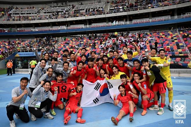 한국 U-20 대표팀이 U-20 월드컵 4강에 진출했다. 사진은 나이지리아를 꺾고 준결승행을 확정한 대표팀 선수들이 기념촬영을 하는 장면. /사진=대한축구협회