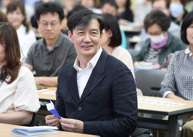 조국 전 법무부 장관이 지난달 26일 오후 대구 북구 엑스코에서 열린 '가불 선진국에서 펼치는 법고전 산책 이야기' 북콘서트에 참석하고 있다. [연합]