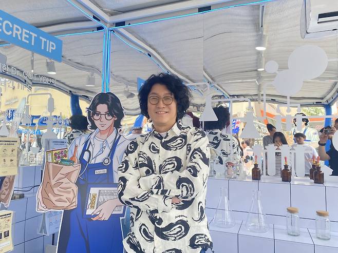 비뇨의학과 전문인 홍성우 박사(닥터조물주비뇨의학과의원 대표원장)가 ‘닥터 갓츄(Dr. Got You)의 이상한 그로서리 스토어’ 앞에서 포즈를 취하고 있다. 신주희 기자