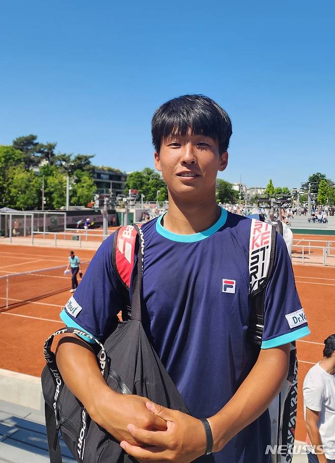 [파리=뉴시스] 김희준 기자 = 프랑스오픈 테니스대회 주니어 남자 단식 1회전 마친 김장준. 2023.06.04jinxijun@newsis.com