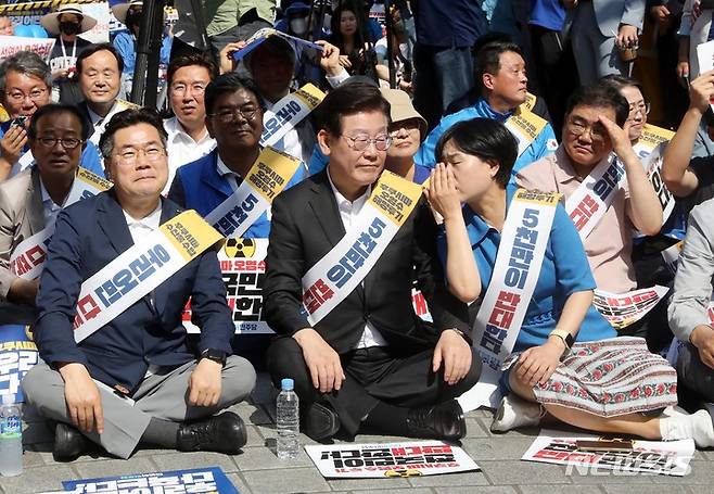 [부산=뉴시스] 하경민 기자 = 이재명 더불어민주당 대표가 3일 부산 부산진구 서면 쥬디스태화 앞에서 열린 후쿠시마 원전 오염수 해양투기 규탄대회에 참석, 서은숙 최고위원과 대화하고 있다. 2023.06.03. yulnetphoto@newsis.com