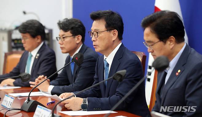 [서울=뉴시스] 고범준 기자 = 박광온 더불어민주당 원내대표가 지난 2일 오전 서울 여의도 국회에서 열린 건설노동자 탄압 TF 1차 전체회의에서 발언을 하고 있다. 2023.06.02. bjko@newsis.com