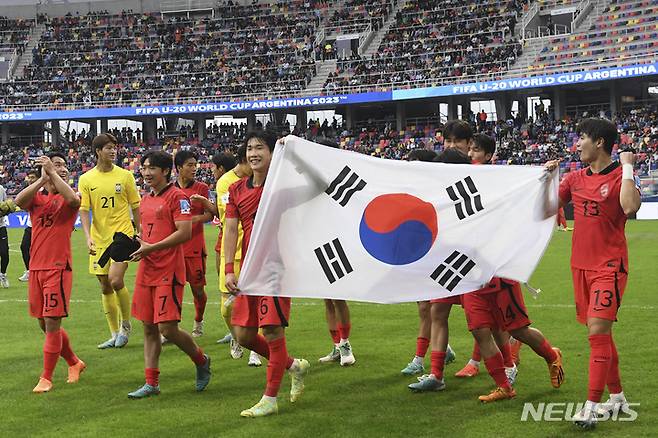 [산티아고델에스테로(아르헨티나)=AP/뉴시스]나이지리아전 승리호 태극기 들고 기뻐하는 선수들. 2023.06.05.