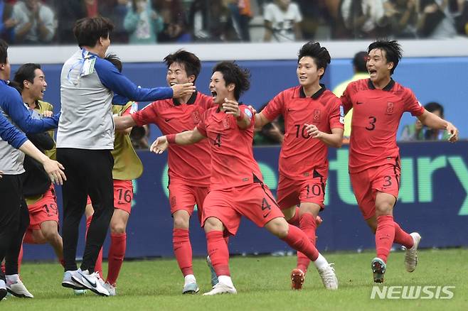 [산티아고 델 에스테로=AP/뉴시스] 최석현(4)이 4일(현지시각) 아르헨티나 산티아고 델 에스테로 스타디움에서 열린 2023 국제축구연맹(FIFA) 20세 이하(U20) 월드컵 8강전 나이지리아와의 경기 연장 전반 5분 헤더 결승 골을 넣고 코치진과 환호하고 있다. 한국은 나이지리아를 1-0으로 꺾고 U20 월드컵 2연속 4강에 올라 이탈리아와 결승 진출을 다툰다. 2023.06.05.