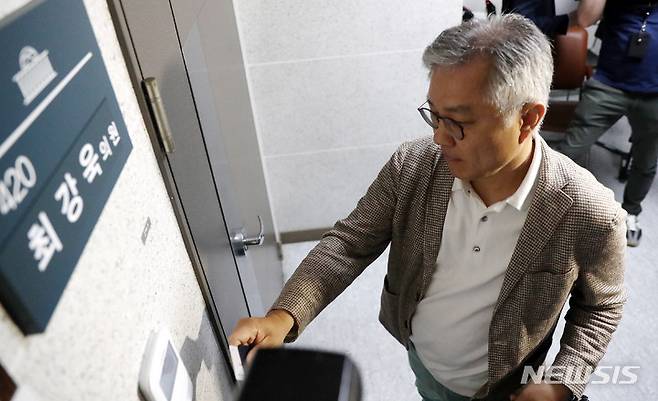 [서울=뉴시스] 추상철 기자 = 최강욱 더불어민주당 의원이 5일 오전 서울 여의도 국회의원회관 의원실로 들어서고 있다. 2023.06.05. scchoo@newsis.com