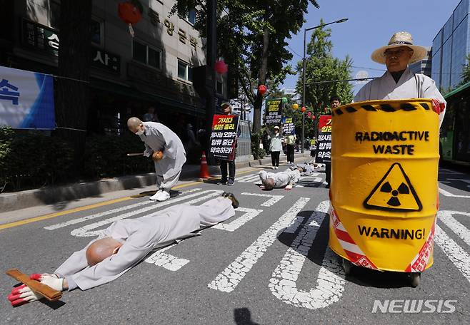 [서울=뉴시스] 고승민 기자 = 대한불교조계종 사회노동위원회 스님들이 8일 서울 조계사에서 일본대사관 앞까지 윤석열 대통령과 기시다 일본 총리의 일본 정부 방사능 오염수 방류 중단 약속을 촉구하며 오체투지 행진을 하고 있다. 2023.05.08. kkssmm99@newsis.com