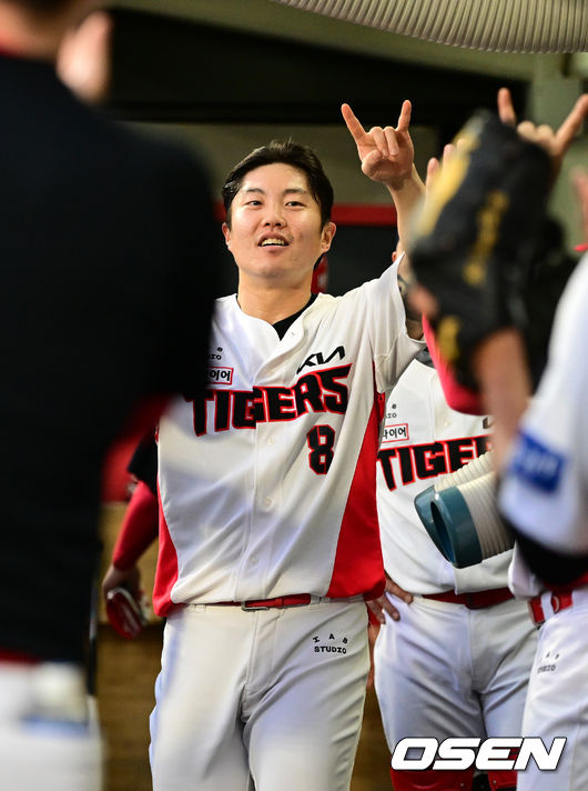 [OSEN=광주, 최규한 기자] 19일 오후 광주-기아 챔피언스 필드에서 ‘2023 신한은행 SOL KBO리그’ KIA 타이거즈와 키움 히어로즈의 경기가 열렸다.1회말 2사 1, 2루 상황 KIA 김선빈의 1타점 적시타 때 홈을 밟은 2루 주자 류지혁이 더그아웃 동료들과 인사를 나누고 있다. 2023.05.19 / dreamer@osen.co.kr