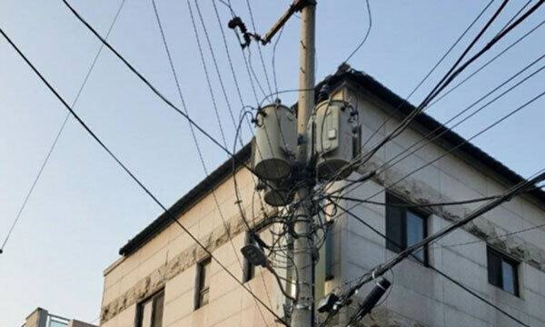 1~2m 거리에 2만2900V(볼트) 고압선 3개와 변압기 3개가 있다. 연합뉴스
