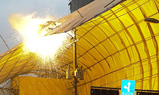 2015년 10월 광주 북구 임동 한 마트 공사장에서 강풍으로 무너진 가림막이 전봇대와 충돌하며 폭발하고 있다. 광주=뉴스1