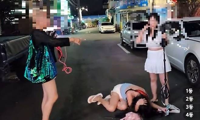 포크에 찔린 유튜버(가운데)가 쓰러져 있는 모습. 온라인 커뮤니티 캡처