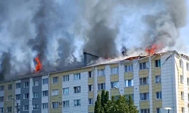 지난 1일(현지시간) 러시아 서부 벨고로드의 국경 마을 셰베키노에 위치한 한 기숙사가 포격으로 불에 타고 있다. 러시아 당국은 최근 벨고로드를 포함한 접경지역이 우크라이나군의 전례 없는 드론·포탄 공격을 받고 있다고 밝혔다. 셰베키노=타스연합뉴스