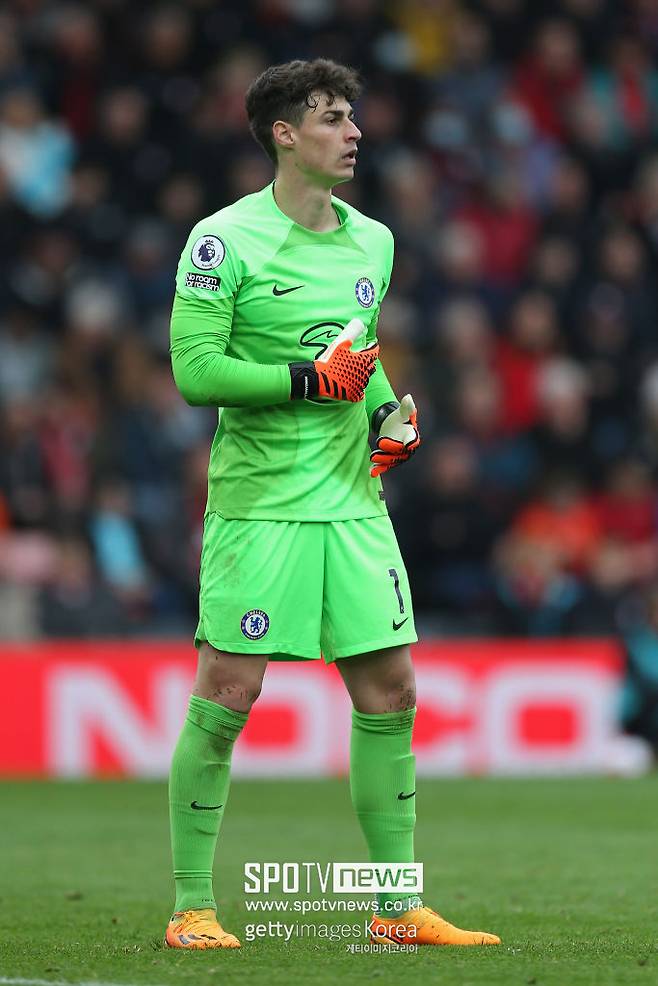 ▲ 첼시 주전 수문장 케파 아리사발라가(사진 첫 번째, 두 번째), 안드레 오나나 영입 가능성을 열어 두면서 에두아르 멘디(나머지 사진)가 떠날 가능성이 더 커졌다.