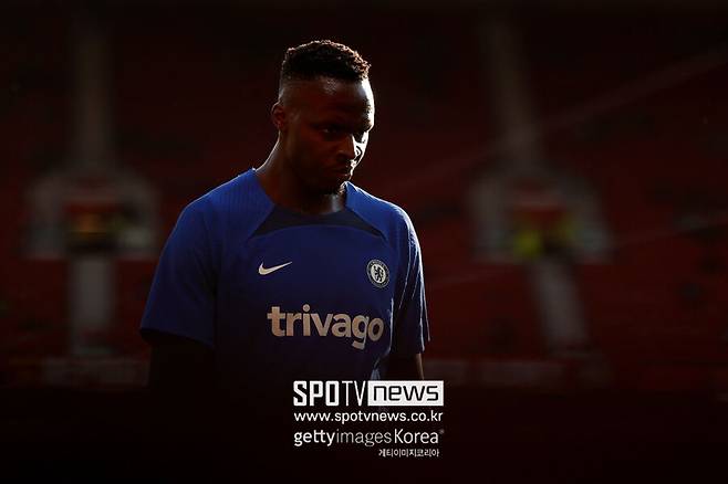 ▲ 첼시 주전 수문장 케파 아리사발라가(사진 첫 번째, 두 번째), 안드레 오나나 영입 가능성을 열어 두면서 에두아르 멘디(나머지 사진)가 떠날 가능성이 더 커졌다.