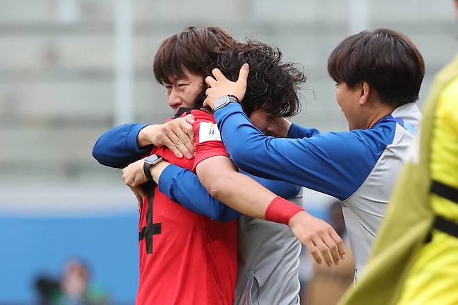 ▲ 헤더 선제골을 넣은 최석현과 뜨거운 포옹을 나눈 김은중 감독. ⓒ연합뉴스