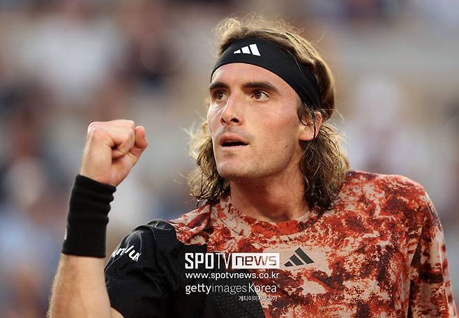▲ 스테파노스 치치파스가 2023년 롤랑가로스 프랑스오픈 남자 단식 16강전에서 8강 진출을 확정한 뒤 주먹을 불끈 쥐고 있다.