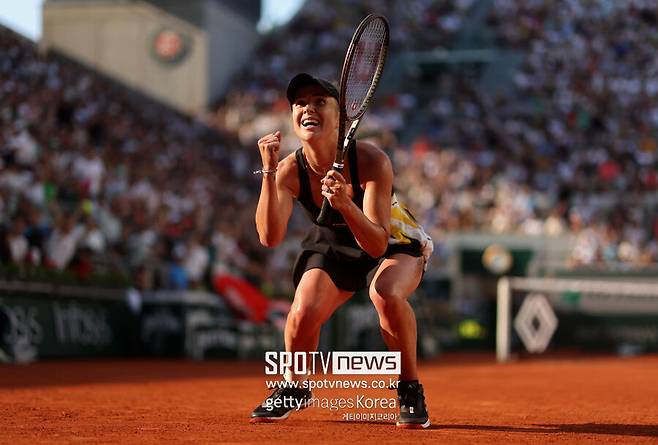 ▲ 2023년 롤랑가로스 프랑스오픈 여자 단식 16강전에서 승리한 뒤 환호하는 엘리나 스비톨리나