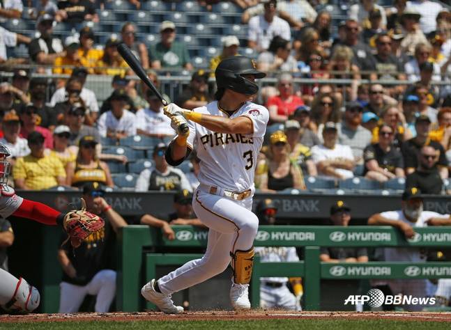 피츠버그 배지환이 5일(한국시간) 세인트루이스전에서 1회 말 2타점 적시타를 터트리고 있다. /AFPBBNews=뉴스1