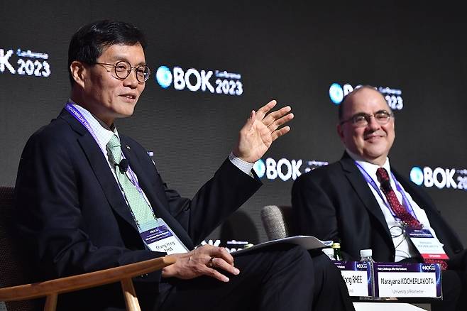 미 연준의 기준금리 인상 가능성을 두고 시장의 전망이 엇갈리면서 한국은행의 금리 인상 여부도 불투명해졌다. 사진은 이창용(왼쪽) 한국은행 총재.[사진=뉴시스]&nbsp;