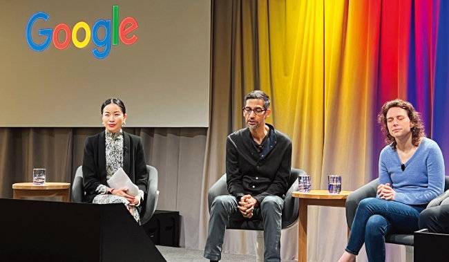 순다르 피차이 구글 최고경영자(가운데)가 5월 11일 미국 캘리포니아주 구글 사옥에서 열린 기자간담회에서 인공지능(AI) 챗봇 ‘바드’의 한국어 지원 배경을 설명하고 있다. [동아DB]