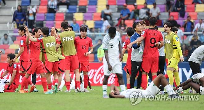 4강 진출한 U20 대표팀 (산티아고 델 에스테로=연합뉴스) 임화영 기자 = 4일(현지시간) 오후 아르헨티나 산티아고 델 에스테로 스타디움에서 열린 2023 국제축구연맹(FIFA) 20세 이하(U-20) 월드컵 8강전 한국과 나이지리아의 경기에서 1:0으로 승리를 거둔 대표팀 선수들이 기뻐하고 있다. 2023.6.5 hwayoung7@yna.co.kr