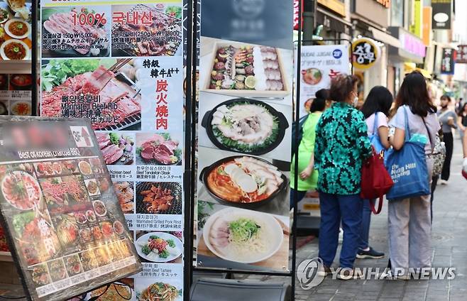 외식물가 줄줄이 상승 (서울=연합뉴스) 서대연 기자 = 삼겹살·자장면 등 외식 품목 물가가 지난 4월에도 상승세를 이어갔다.
    17일 한국소비자원 가격정보종합포털 '참가격'에 따르면 소비자들이 많이 찾는 8개 외식 품목의 지난달 서울지역 평균 가격이 작년보다 최고 13% 가까이 뛰었다. 자장면은 6천146원에서 6천915원으로 12.5% 올랐고, 삼겹살(200ｇ 환산 기준)은 1만7천261원에서 1만9천236원으로 11.4% 상승했다. 사진은 이날 오후 서울 중구 명동거리에 설치된 음식점 메뉴 배너. 2023.5.17 dwise@yna.co.kr