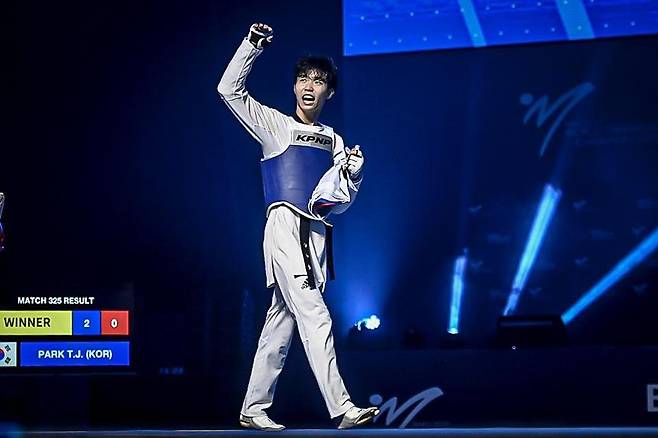 기뻐하는 박태준 (서울=연합뉴스) 태권도 국가대표 박태준이 지난 2일(현지시간) 아제르바이잔 바쿠 크리스털홀에서 열린 2023 세계태권도선수권대회 남자 54㎏급 결승에서 승리한 뒤 기뻐하고 있다. 2023.6.3 [세계태권도연맹 제공. 재판매 및 DB 금지] photo@yna.co.kr