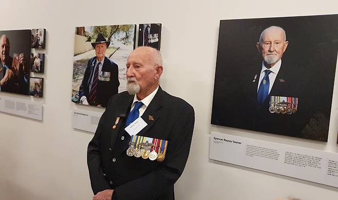 호주 참전용사 인물사진전 (시드니=연합뉴스) 정동철 통신원 = 지난 2일(현지시간) 호주 시드니 안작 메모리얼에서 열린 참전용사 인물사진전 개막식에 참석한 스펜서 레이너 시버(91)씨가 자신의 사진 앞에서 기념촬영을 하고 있다. 2023.06.02. dcj@yna.co.kr