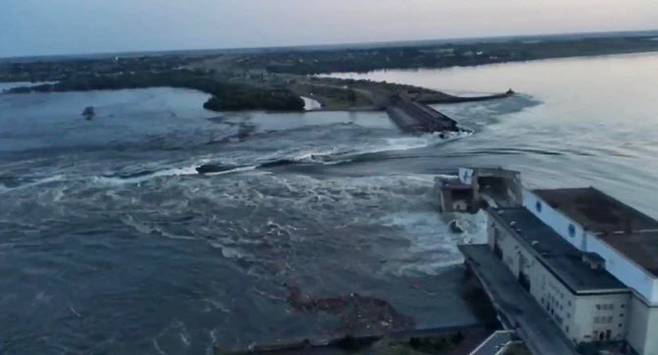 6일(현지시간) 러시아군이 점령하고 있는 우크라이나 남부 헤르손주 노바 카호우카 댐이 포탄에 의해 파괴돼 저장된 물이 쏟아져나오고 있다. 우크라이나와 러시아는 서로 상대측이 공격의 배후라고 주장했으며, 인근 지역 주민들에게 대피령을 내렸다.(AFP=연합뉴스)