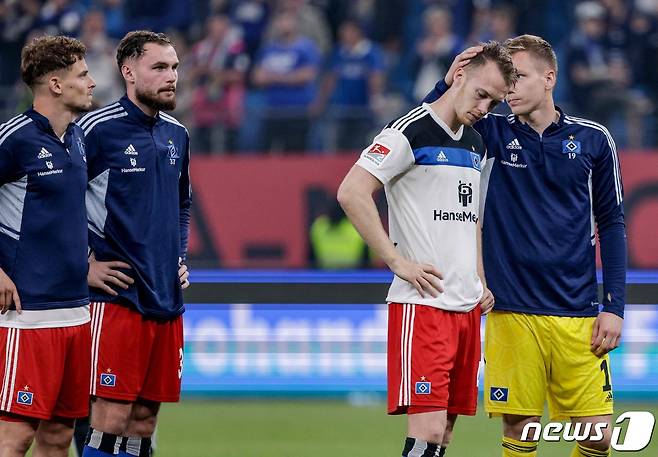 1부리그 승격 실패 후 아쉬워하는 함부르크 선수들. ⓒ AFP=뉴스1