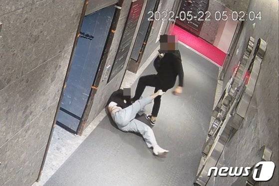 지난해 5월 22일 부산진구 서면의 한 오피스텔에서 일어난 '돌려차기' 사건이 찍힌 CCTV 화면. 이후 가해자가 피해자를 CCTV 사각지대로 끌고가 7~8분간 화면에 잡히지 않는 공백기 있었다. 이때 성범죄가 이뤄졌다는 판단이 나왔다. (SNS 갈무리) ⓒ 뉴스1