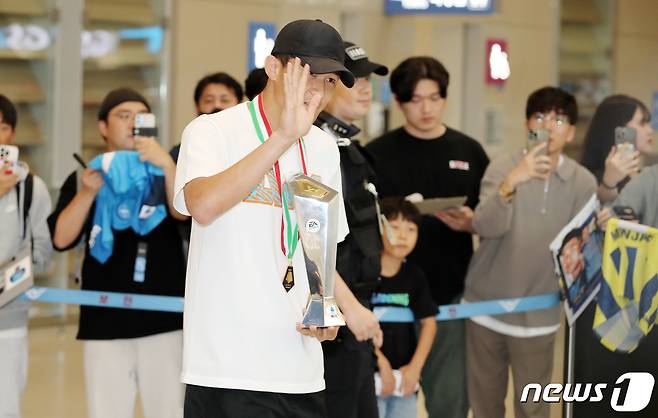 이탈리아 프로축구 세리에A 나폴리의 수비수 김민재가 6일 기초군사훈련 입소를 위해 인천국제공항을 통해 귀국하며 세리에A 최우수 수비수상 트로피를 들어 보이고 있다. 나폴리를 33년만에 리그우승으로 이끈 김민재는 아시아 선수 최초로 이탈리아 세리에A 최우수 수비수상을 수상했다. 2023.6.6/뉴스1 ⓒ News1 박세연 기자