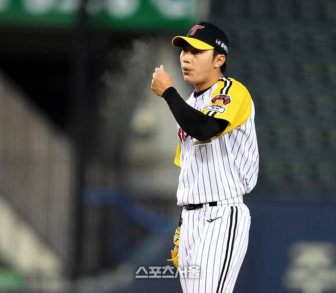 LG 선발투수 김윤식이 2일 잠실야구장에서 열린 2023 KBO리그 NC와 경기 5회초 1사2루 상대 손아섭에 홈런을 허용한 후 아쉬워하고 있다.  2023. 6. 2. 잠실 | 최승섭기자 thunder@sportsseoul.com