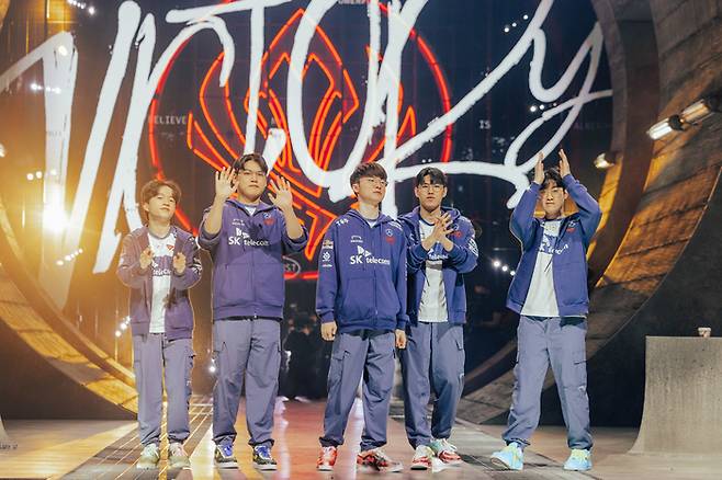 T1 선수단이 지난 13일(한국시간) 영국 런던에서 열린 MSI 2023 브래킷스테이지 승자전 2라운드에서 젠지에 3-2로 승리한 후 팬들에게 인사를 하고 있다. 제공 | 라이엇 게임즈