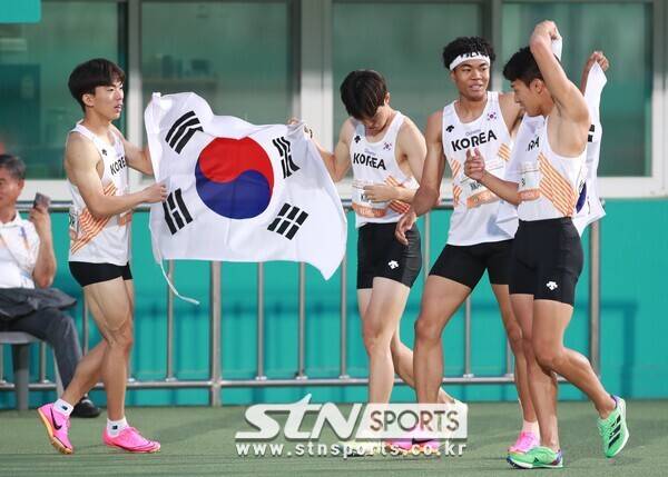 김정윤(경남체고)·김동진(대구체고)·배건율(전남체고)·나마디 조엘진(김포제일공고)가 호흡을 맞춰 6일 오후 경북 예천스타디움에서 열린 '제20회 예천아시아U20육상경기선수권대회' 남자 400m 계주에 출전해 40초32를 기록, 은메달을 획득했다. 사진┃데일리런 제공