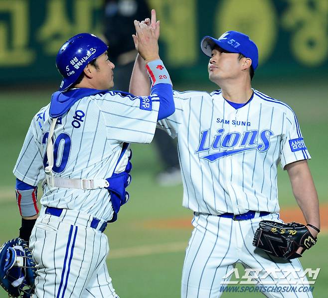 두산 베어스와 삼성 라이온즈의 2013 한국시리즈 6차전이 31일 대구구장에서 열렸다. 9회초 2사 1,2루에 등판해 두산 이종욱을 우익수 파울플라이로 잡으며 승리를 지킨 삼성 마무리 오승환이 진갑용 포수와 세리머니를 하고 있다.
대구=정재근기자 cjg@sportschosun.com/2013.10.31/