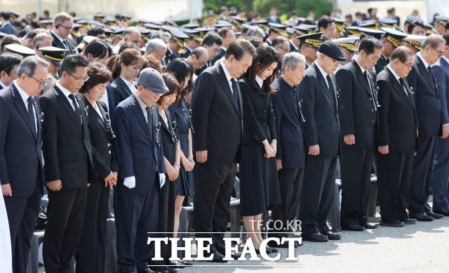 윤석열 대통령은 6일 "국가 희생자 예우는 자유민주주의 헌법의 실천 명령"이라고 강조했다. 6일 서울 동작구 국립서울현충원에서 열린 제68회 현충일 추념식에서 순국선열과 호국영령에 대한 묵념하고 있는 참석자들. /뉴시스