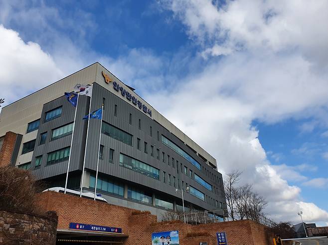 지난 5일 경기도 안양시 만안구의 한 22층 아파트에서 10살 초등학생이 추락해 결국 숨지는 사고가 발생했다. 수사에 나선 안양만안경찰서는 타살혐의점이 없는 것으로 보고 수사를 종결할 방침이다. /뉴스1