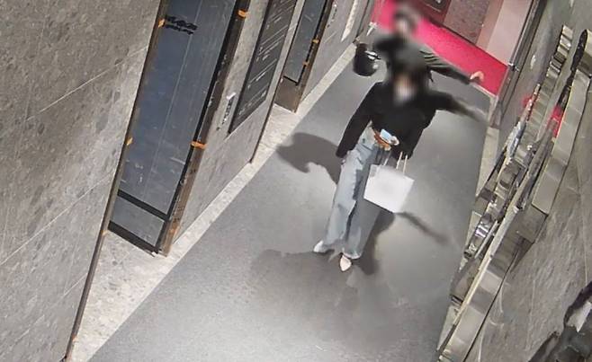 지난해 5월22일 부산 부산진구 서면 오피스텔 1층 복도에서 발생한 '부산 돌려차기' 사건 범행 당시 CCTV 화면. 가해 남성 A씨가 피해자를 발로 차고 있다./뉴스1
