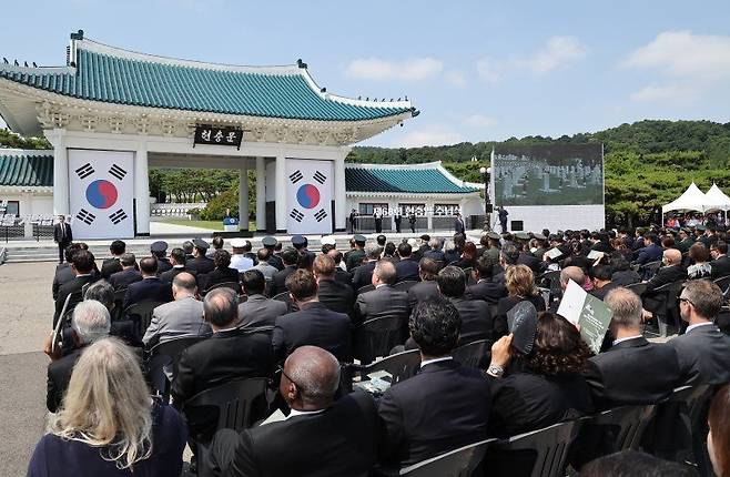 윤석열 대통령이 6일 서울 동작구 국립서울현충원에서 열린 제68회 현충일 추념식에서 추념사를 하고 있다.