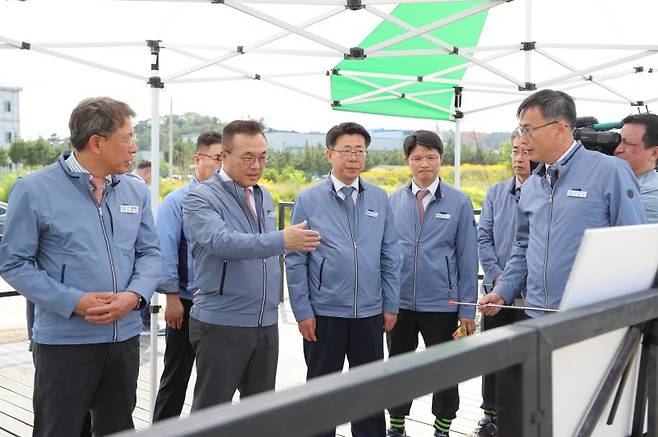 황주호 한수원 사장(왼쪽 두번째)이 지난 5일 경북 울진에서 신한울 3,4호기 건설 진행 현황을 점검하고 있다. 한국수력원자력 제공