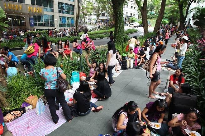싱가포르 시내에서 휴일에 동료들과 휴식을 취하고 있는 외국인 가사노동자들. 싱가포르 비정부기구 ‘인도주의적 이주경제기구’(HOME) 누리집