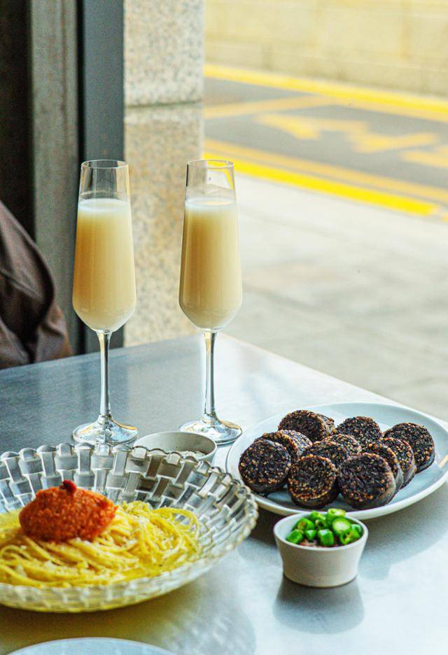 서순라길 '우리술집다람쥐'의 토하젓 파스타와 제주피순대구이. 한국관광공사 제공