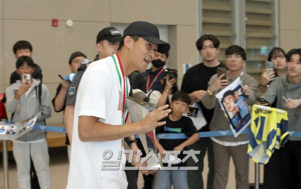 세리에A 2022-2023시즌 최우수 수비수상을 수상한 ‘철벽 수비수’ 김민재(나폴리)가 6일 오후 인천공항을 통해 귀국했다.김민재가 트로피를 들고 입국장을 나서고 있다.한편 김민재는 15일 기초군사훈련을 받기위해 육군훈련소에 입소할 예정이다.인천공항=정시종 기자 capa@edaily.co.kr /2023.06.06.